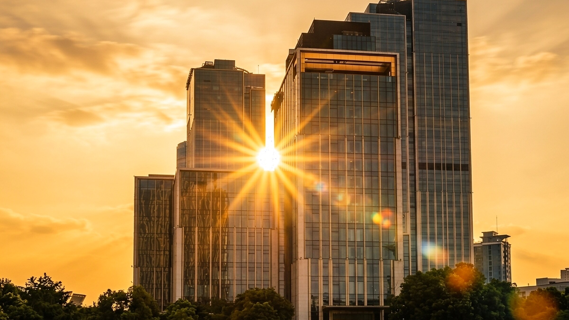 Nascer do sol entre edifícios de vidro, simbolizando novas oportunidades de negócio